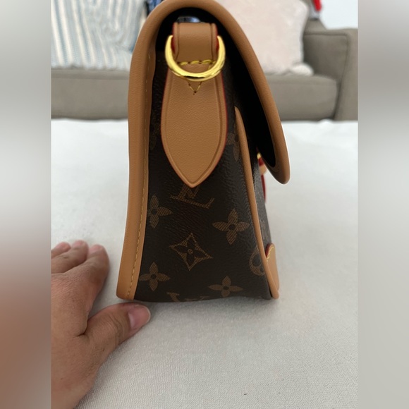 Monogram 👜 comes with 2 straps💖 - Picture 11 of 13